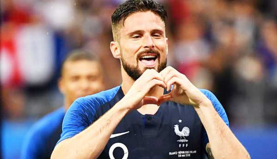 MERASA PUAS: Olivier Giroud, namanya kini sejajar dengan legenda Prancis lainnya setelah menyumbangkan satu gol untuk kemenangan Les Blues. ( daylimail)