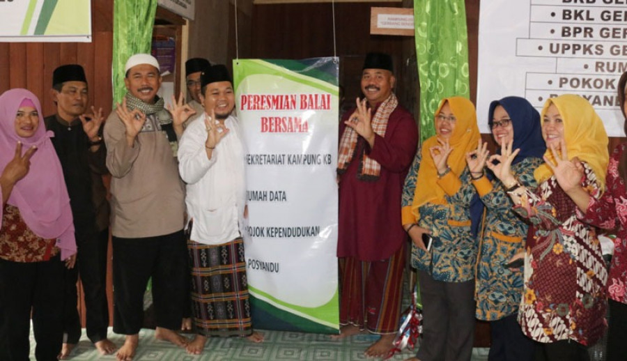 Bupati Kukar Edi Damansya saat meresmikan Balai Bersama Kampung KB Jembayan Tengah, Loa Kulu. (Foto: Margini)