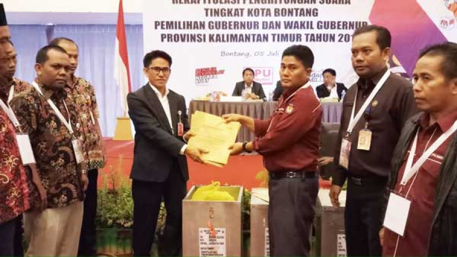 PLENO TERBUKA: Acara pleno terbuka rekapitulasi penghitungan surat suara di Hotel Oaktree, Bontang, Kamis (5/7/2018). Tampak anggota PPK membuka kotak suara, yang masih tersegel.