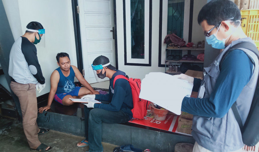 Pelaksnaan verfak oleh petugas peneliti dan PPS ( Foto: Dwi Cahyo/korankaltimcom)