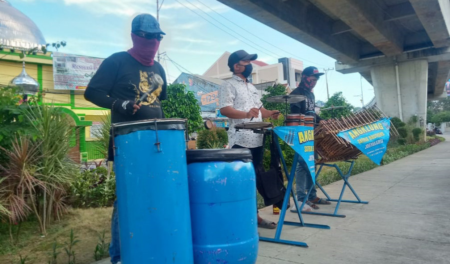 Angklung Satria Brother’s, Pupus Asa Pulang Kampung, Memilih Traffic Light yang Waktunya Lama