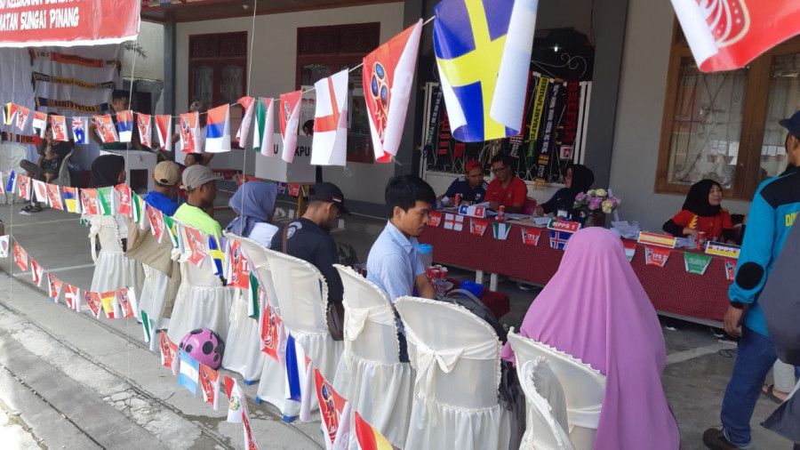 Kreatif, TPS 28 Kelurahan Sungai Pinang Dalam Bernuansa Piala Dunia, Pemilih Antusias