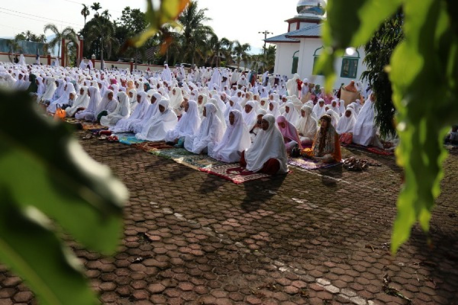 Jemaah syattariyah salat idulfitri, tahun lalu. Mereka berlebaran lebih dulu hari ini. (popularitas.com)