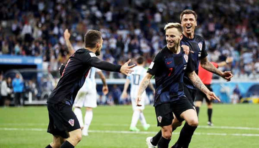 RUH LINI TENGAH: Playmaker Kroasia Ivan Rakitic (kanan) bakal menghadapi tekanan hebat dari tuan rumah Rusia pada babak perempatfinal nanti. (reuters)