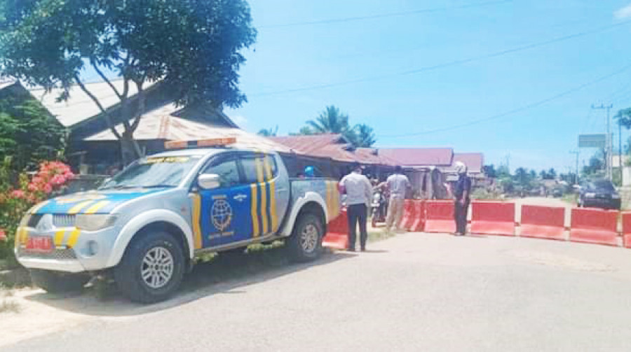 Penutupan jalan di km 1 Sangatta Selatan guna membatasi arus ke luar masuk orang ke Kutim ( Foto: istimewa )