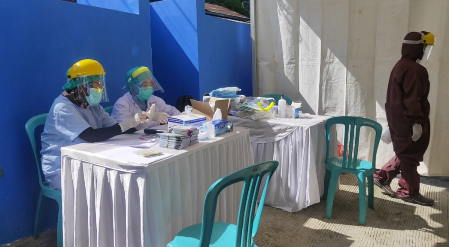 Pendaftaran gratis bagi warga yang hendak melangsungkan tes swab di TPI Selili. ( Foto: Permata S Rahayu/korankaltimcom) )
