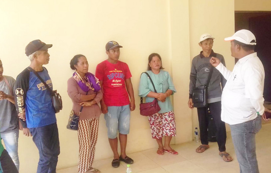 KHL perkebunan kelapa sawit yang berkumpul di depan Kantor Bupati berharap ada keadilan bagi mereka dan pemerintah dapat memfasilitasinya. ( Foto: Hanifah / korankaltaracom)