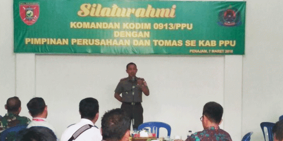 Silaturahmi Dandim 0913/PPU Letkol Czi Dwi Imam Subagyo dengan manajemen perusahaan dan tokoh masyarakat. (Erwin/korankaltim.com)