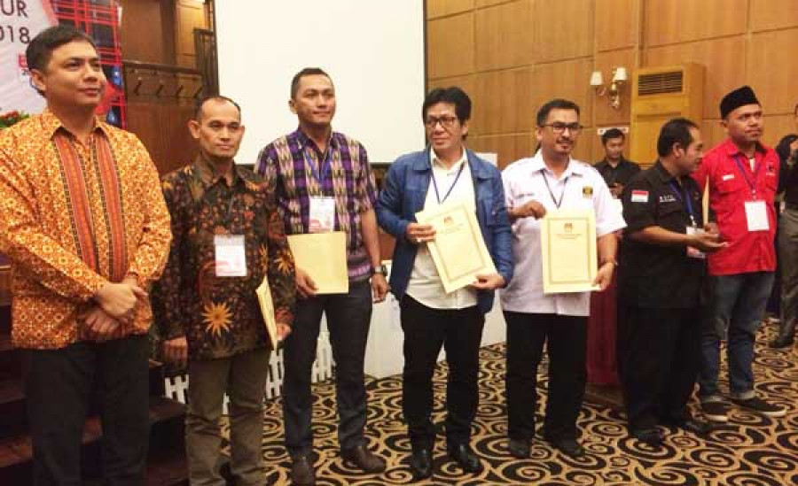 Ketua KPU Samarinda Ramaon Searnov dan ketua Panwaslu Samarinda, Abdul Muin dalam rapat pleno rekapitulasi suara pilgub di samarinda