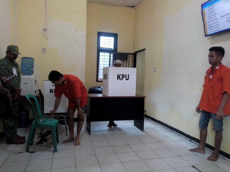 Warga tahanan polres Kutim sedang menggunakan hak pilihnya