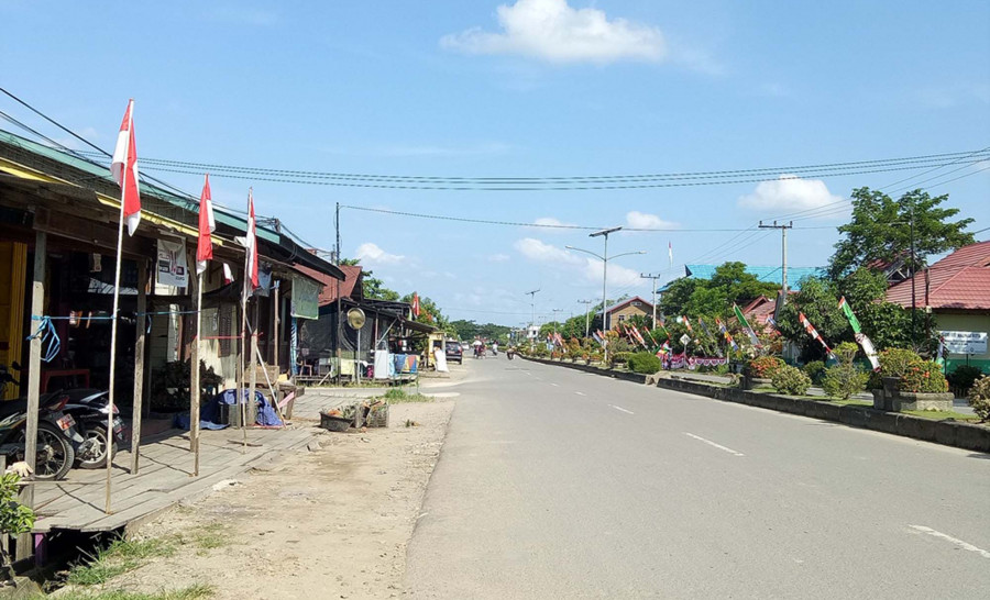 Tampak di halaman rumah warga Desa Malinau Kota yang sudah mengibarkan bendera merah putih. (foto: Sulaiman/Koran Kaltara)