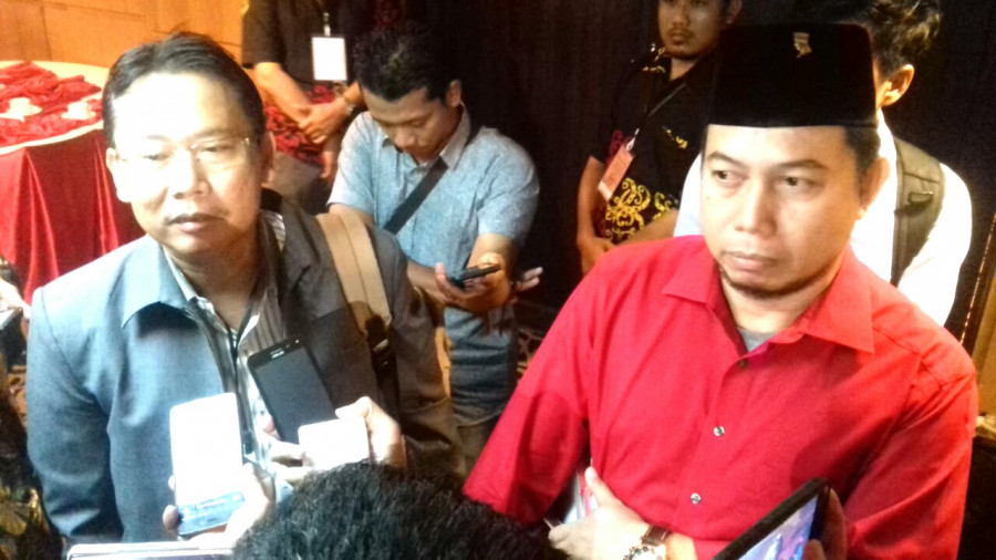 Agus salim (kanan) dan supriatna (kiri) saat di wawancara dengan wartawan