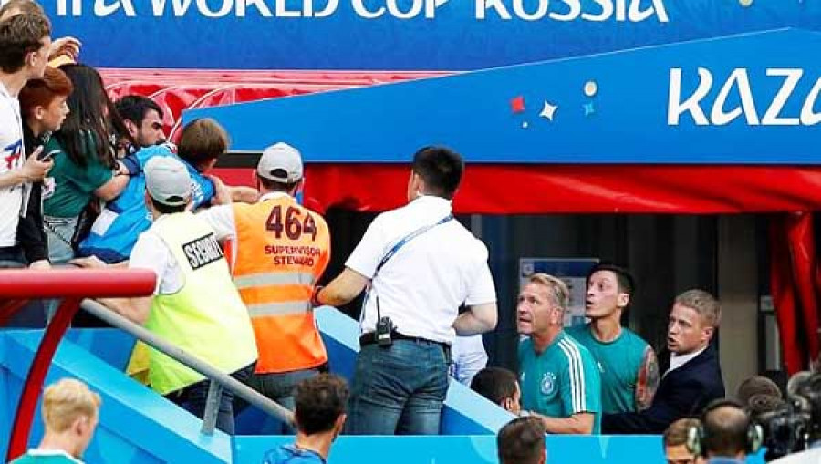 Mesut Ozil (dua dari kanan) hanya menyaksikan intimidasi kepada dirinya saat berada di lorong kamar ganti