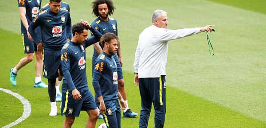 LEBIH TANGGUH: Tite (kanan) memimpin latihan pemain timnas Brasil. Ingin menjadikan Piala Dunia 2018 kesempatan membalas hasil pahit pada Piala Dunia 2014 silam. ( dailymail)