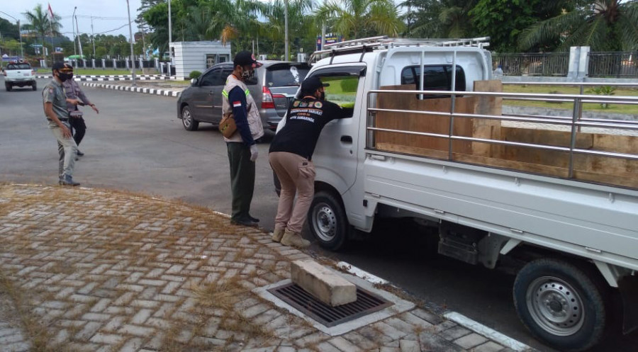 Tim terpadu secara rutin melakukan pemeriksaan terhadap warga yang keluar dan masuk kawasan Samarinda sebagai upaya pencegahan terhadap meluasnya pandemi Covid-19. ( Foto: Eta/korankaltimcom)