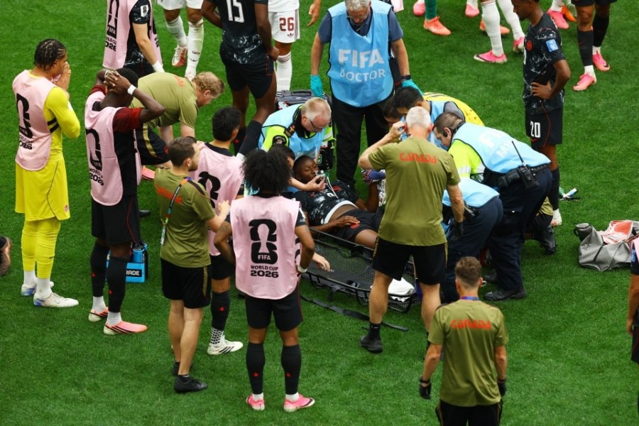 Momen saat Ismael Kone mendapat perawatan setelah mengalami patah kaki dalam laga Kanada menghadapi Qatar pagi tadi. (Foto: Thesun)