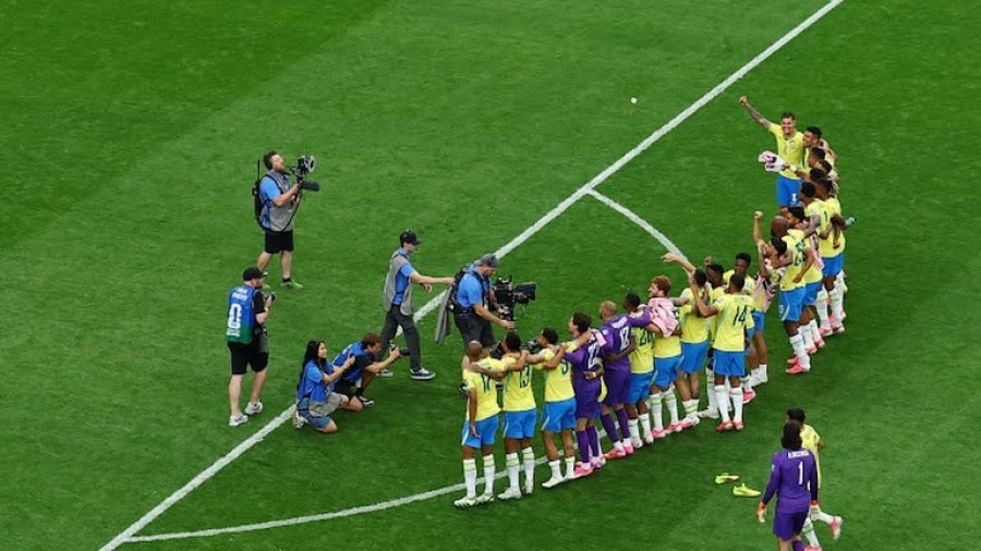 Selebrasi pemain Brasil usai pertandingan yang lolos ke fase 16 Besar setelah melewati perlawanan ketat Jepang dini hari tadi. (reuters)