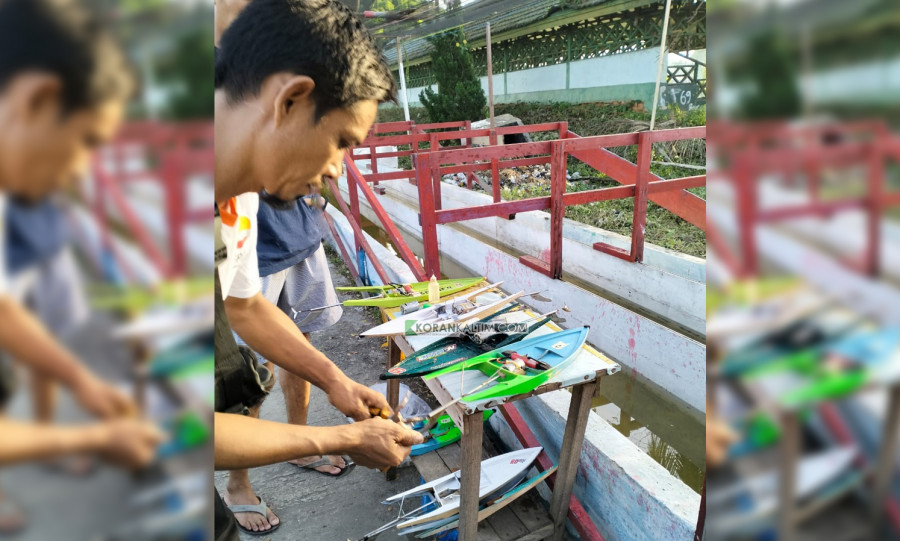 Salah seorang calon peserta menyiapkan ces mini yang akan diturunkan besok. (Foto: Korankaltim.com)