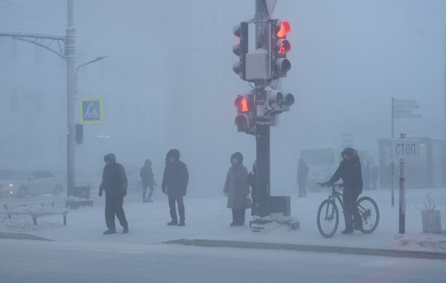 Suasana jalanan di Yakutsk, kota terdingin di dunia saat siang hari. (reuters)