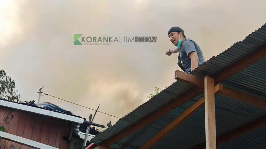 BREAKING NEWS! : Api Berkobar di Kelurahan Baru Ilir Balikpapan, Warga Panik Menyelamatkan Diri