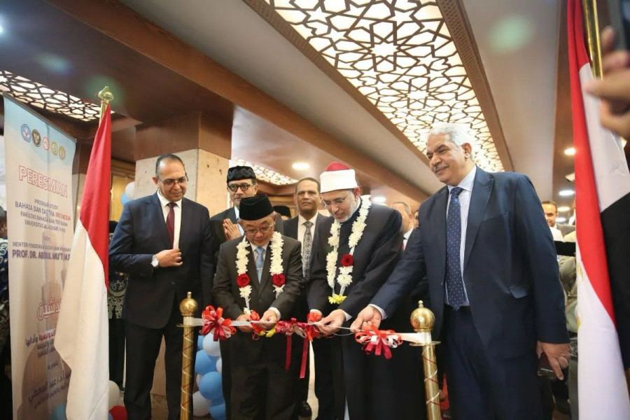Menteri Pendidikan Dasar dan Menengah RI Abdul Mu’ti saat meresmikan Program Studi Bahasa Indonesia di Fakultas Bahasa dan Terjemahan Universitas Al-Azhar Kairo, Mesir. (Foto: Istimewa)