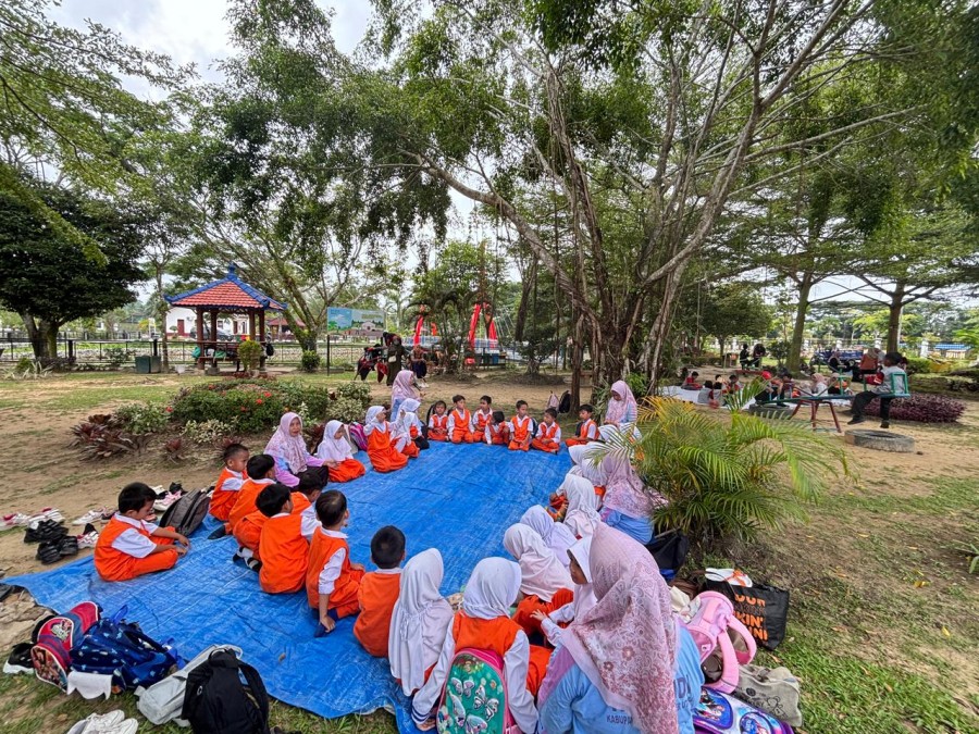Anak-anak TK Al Madinah tampak senang belajar di Taman Rozeline, Selasa (5/5/2026). (Dinda/Korankaltim.com)