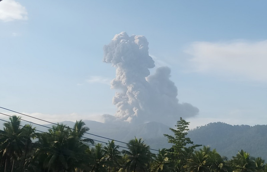 Gunung Dukono yang erupsi pagi ini dan sudah mengeluarkan tanda-tanda sejak kemarin. (antaranews)
