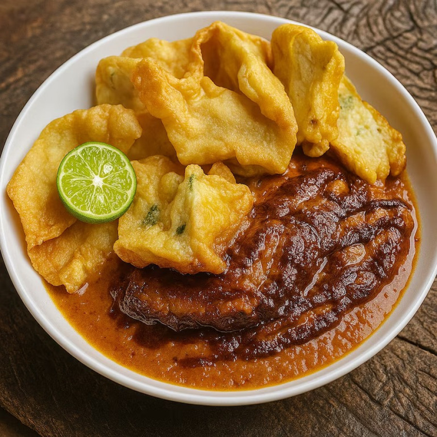Pangsit ikan goreng yang dilumuri saus kacang melambangkan cita rasa kuliner kaki lima Indonesia yang semarak (IlustrasiInfobae)