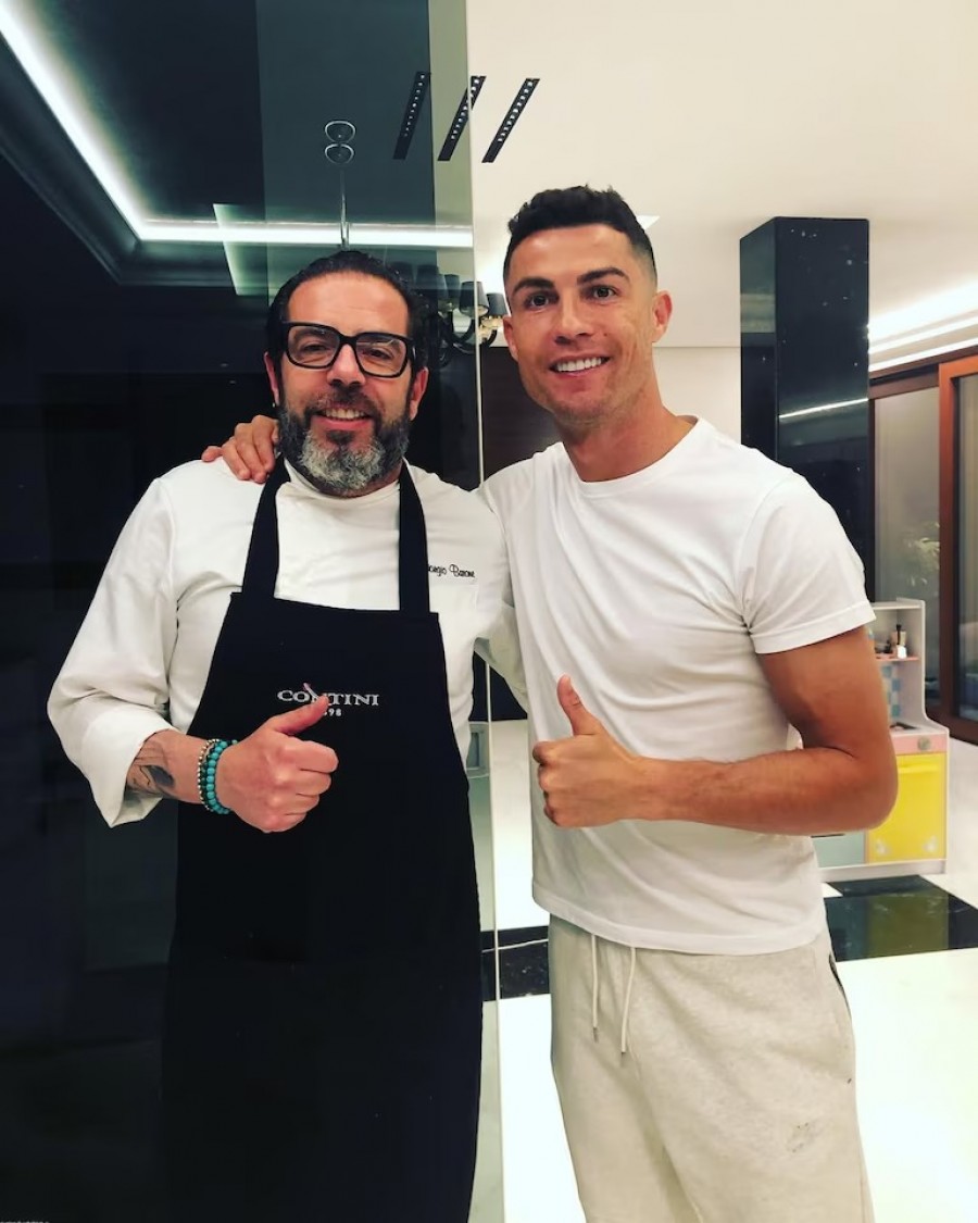 Giorgio Barone bersama Cristiano Ronaldo. Koki asal Italia itu adalah juru masak yang mengungkapkan detail makanan untuk dietnya. (Instagram)