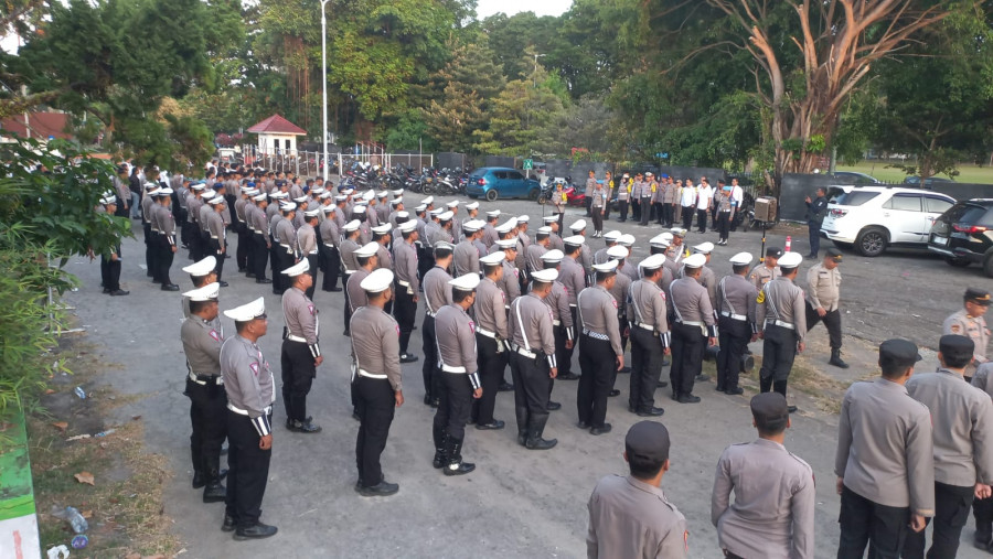 Ratusan personel kepolisian mengikuti apel untuk pengamanan rapat pleno terbuka penetapan nomor urut pasangan calon Pilkada Balikpapan. (Foto: Humas Polresta Balikpapan)
