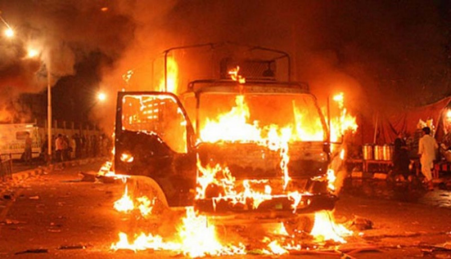 BREAKING NEWS: Jelang Pergantian Tahun Sebuah Truk Terbakar di Tol Balsam, Arus Lalulintas Terganggu