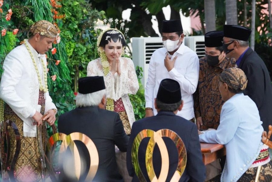 Via Vallen (tengah) bersama suami Chevra Yolandi usai prosesi ijab kabul pagi tadi. (chchotimahtwitter)