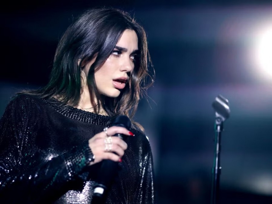 Dua Lipa, dikabarkan menolak tampil pada acara hiburan saat pertarungan tinju dunia digelar akhir tahun ini. (heartsapps.com)