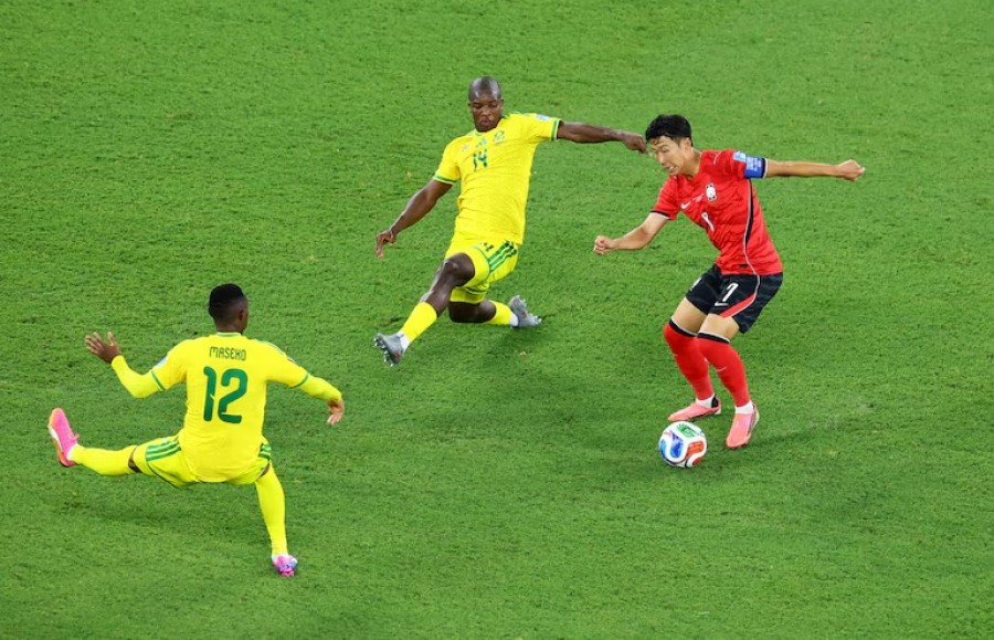 Kapten Korsel Son Heung-min (kanan), tak mampu berbuat banyak saat negaranya menghadapi Afrika Selatan dan kalah pada pertandingan terakhir Grup A Piala Dunia 2026. (Foto: Reuters)