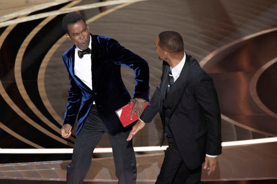 Tamparan Will Smith (kanan) ke wajah Chris Rock yang membuat lelucon tentang penampilan Jada Pinkett Smith di atas panggung Academy Award tahun 2022 silam. (Reuters)
