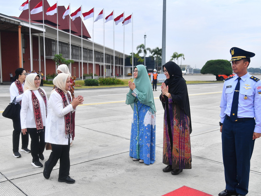 Iriana Jokowi Bertolak ke Balikpapan bersama para anggota Organisasi Aksi Solidaritas Kabinet Indonesia Maju (OASE KIM) untuk melakukan kunjungan kerja, Rabu (11/9/2024). (Foto: Dok. Biro Pers Sekretariat Presiden)