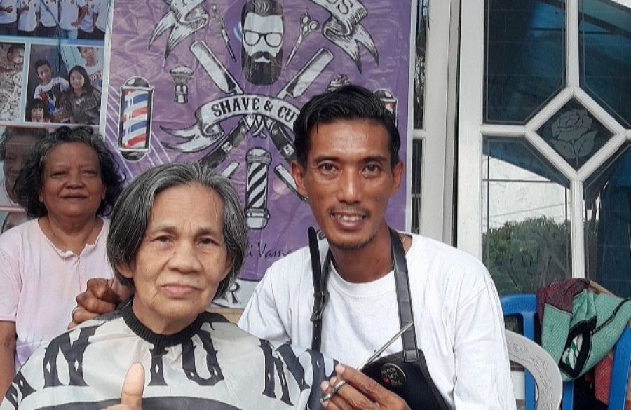 Ali Vamous bersama Lansia yang diberikan layanan pangkas gratis (Army Vamous.dok)