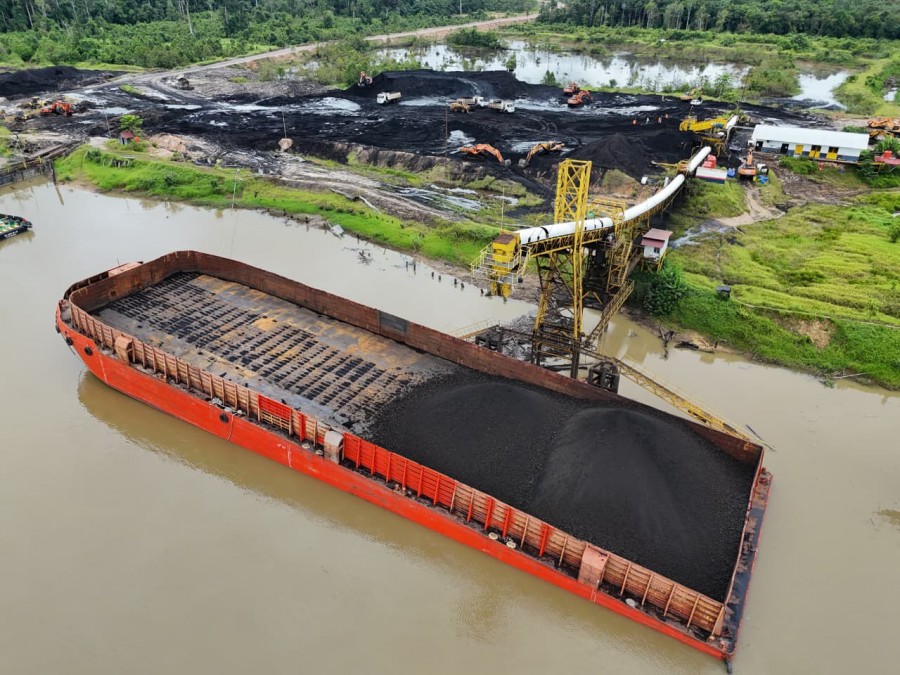 Proses loading batu bara ke kapal tongkang. (Foto: Istimewa)