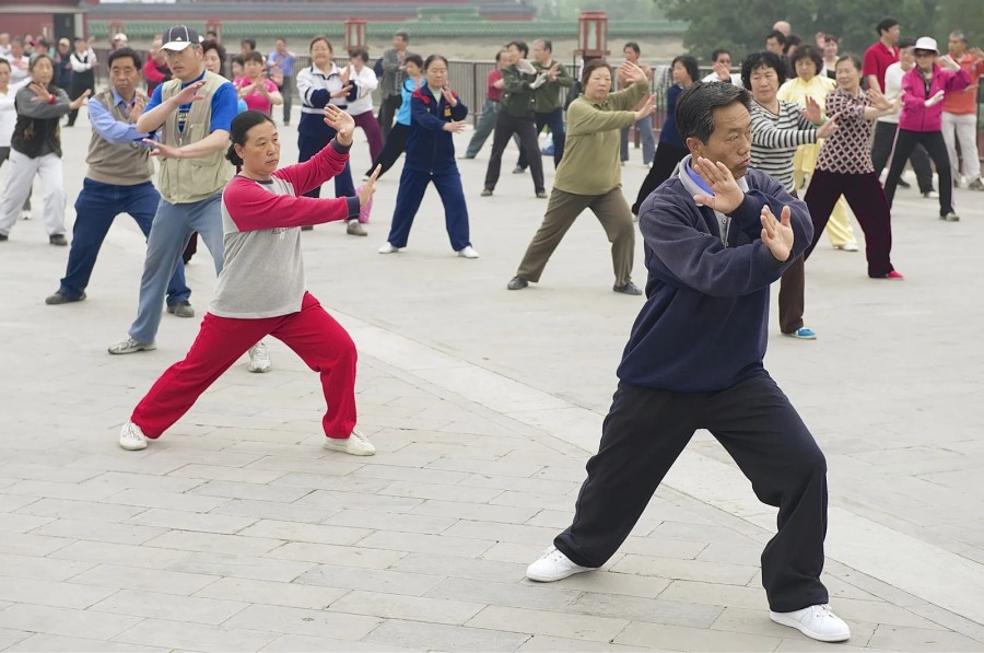 Tai chi, satu dari beberapa olahraga ringan yang mudah dilakukan untuk para pemula. (britannica)