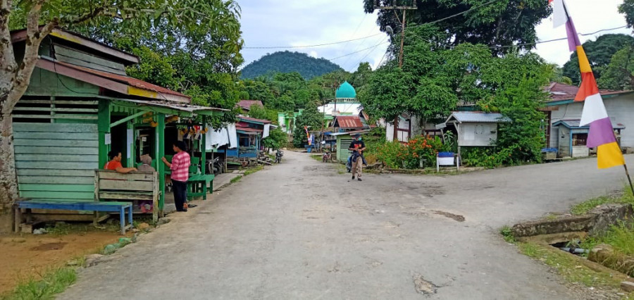 Tampak deretan rumah warga Desa Long Bia, Kecamatan Peso tanpa aliran listrik selama 24 jam. ( FOTO : Ramlan/Koran Kaltara )