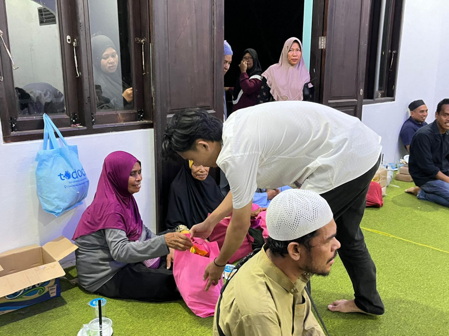 Hipma Busel Meriahkan Ramadan dengan Berbagi Puluhan Paket Sembako ke Masyarakat Buton
