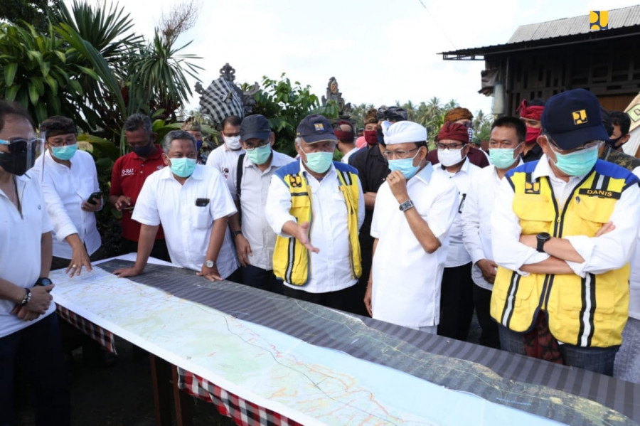 Menteri PUPR Basuki saat meninjau lokasi Tol Gilimanuk, bersama jajaran Pemprov Bali (Dok Kementerian PUPR)