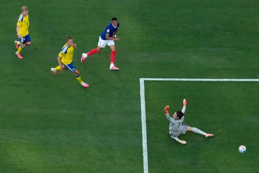 Kylian Mbappe (tengah), mencetak brace ke gawang Swedia, memastikan Prancis melangkah ke 16 Besar. (reuters)