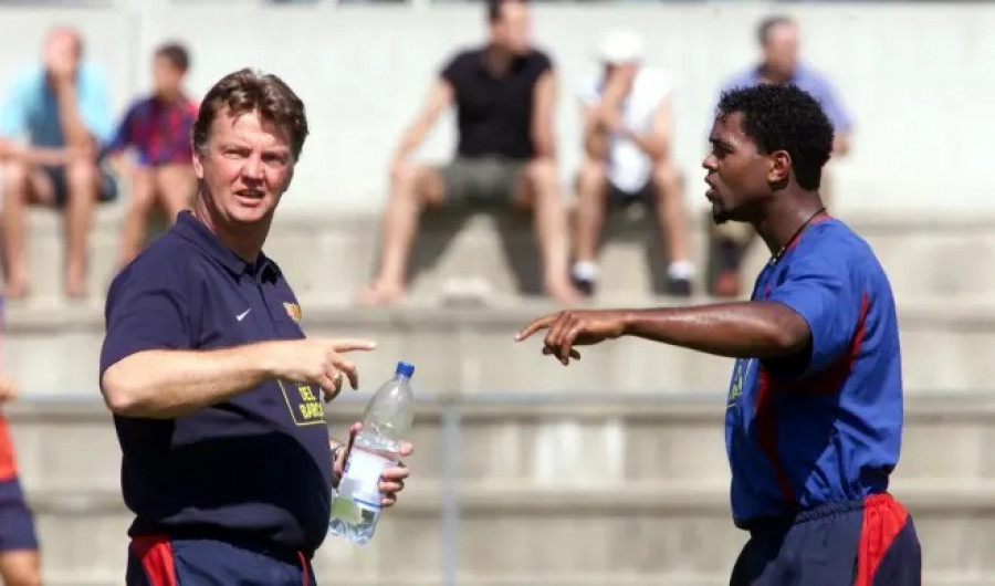 Patrick Kluivert (kanan) bersama Lois Van Gaal saat jadi pemain dan pelatih di Barcelona. Digadang berduet menangani timnas Indonesia. (Foto: Marca)