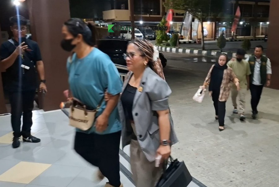 Terduga pelaku di dampingin Kuasa Hukum nya saat diperiksa di Polresta Samarinda. (Foto: Adnan Abdul/Korankaltim.com)
