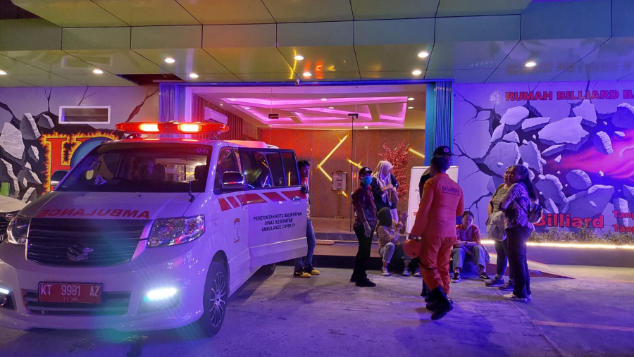 Basarnas Balikpapan bersama BPBD Balikpapan serta sejumlah relawan melakukan evakuasi terhadap lima pengunjung yang terjebak di lift, Sabtu (3/6) Malam. (Foto: David Purba/Korankaltim.com)