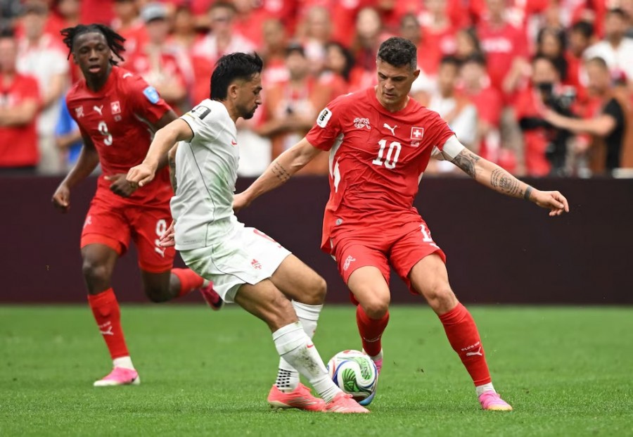 Kapten Swiss Granit Xhaka (kanan) dalam penampilan internasional ke-149 menghadapi Kanada, mengantarkan negaranya lolos ke fase kedua. (Foto: Reuters)