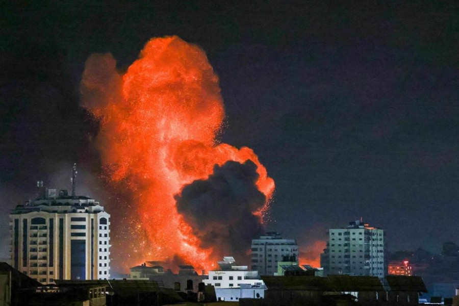 Kobaran api dan kepulan asap dari bangunan yang terbakar akibat pengeboman oleh pasukan Israel di jalur Gaza. (dok. AFP)