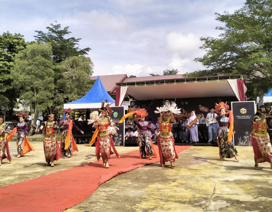 Penampilan siswa SMA negeri 2 Tenggarong pada acara pembukaan perayaan HUT ke 42 (smandaTgr.dok)