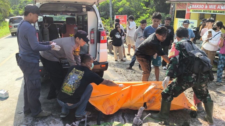Proses evakuasi kedua korban usai terjadi insiden kecelakaan hingga menyebabkan tewas terbakar. (Foto: Dok.Polres Kutim)